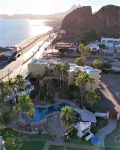 a resort with a swimming pool and a beach at Hotel Hacienda Tetakawi in San Carlos