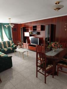 sala de estar con mesa y sofá en Casa Pureza, en Aliaga