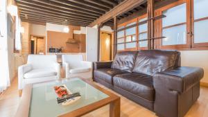 A seating area at Casa de los Mozárabes by Toledo AP