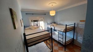 une chambre avec deux lits superposés dans une pièce dans l'établissement Mi Deseo, à Sanlúcar de Barrameda 52 autres photos