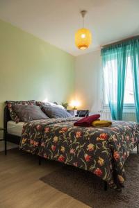 sypialnia z łóżkiem z kwiecistym kocem w obiekcie 2 BedRooms- 20' Paris - 25' Disneyland - WIFI w mieście Villiers-sur-Marne