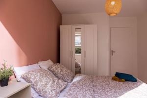 sypialnia z łóżkiem z poduszkami w obiekcie 2 BedRooms- 20' Paris - 25' Disneyland - WIFI w mieście Villiers-sur-Marne