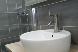 biała umywalka z kranem w łazience w obiekcie 2 BedRooms- 20' Paris - 25' Disneyland - WIFI w mieście Villiers-sur-Marne