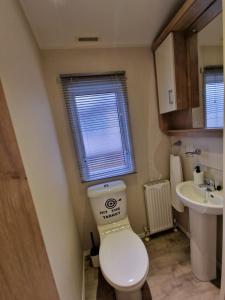 Beautiful Caravan near Edinburgh nr 9 في Port Seton: حمام صغير مع مرحاض ومغسلة