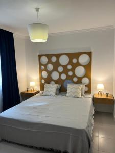 1 dormitorio con 1 cama grande y 2 lámparas en Apartamento Concha del Mar en Vera Coast, en Playas de Vera
