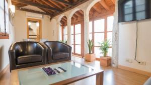 A television and/or entertainment centre at Casa de los Mozárabes by Toledo AP