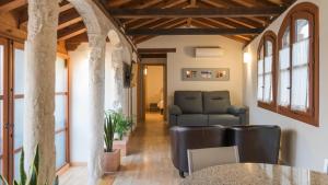 A seating area at Casa de los Mozárabes by Toledo AP