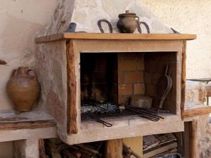 Un horno de ladrillo con dos ollas encima. en Mirador del Maestrazgo, en Ejulve