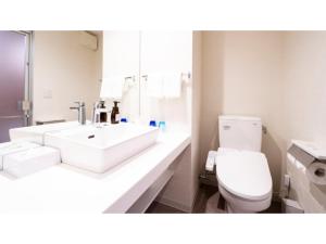 een badkamer met een witte wastafel en een toilet bij Hotel Torifito Miyakojima Resort - Vacation STAY 79479v in Miyako Island