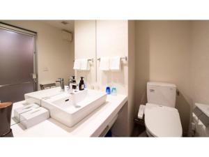 y baño con lavabo blanco y aseo. en Hotel Torifito Miyakojima Resort - Vacation STAY 79474v en Isla Miyako