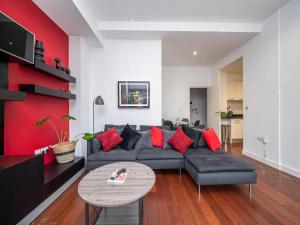 a living room with a couch and a table at Pass the Keys 2 Bed 2 Bath Pentonville Road Angel in London
