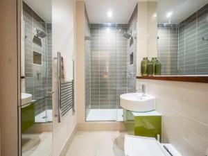 a bathroom with a sink and a shower at Pass the Keys 2 Bed 2 Bath Pentonville Road Angel in London