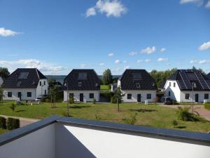 una fila de casas con techo negro en Villa Lago am Fleesensee, en Göhren-Lebbin