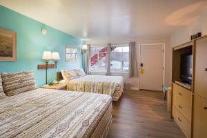 Rúm í herbergi á Apache Motel