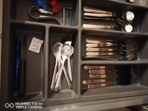 uma gaveta cheia de utensílios e outros utensílios em Bright & Cozy Appartment in Brussels em Bruxelas