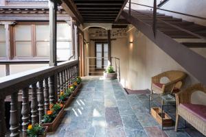 A seating area at Casa de los Mozárabes by Toledo AP
