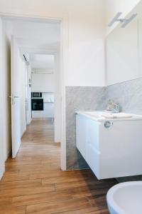 Ένα μπάνιο στο Lora feathers Suite, free parking, self check in,4