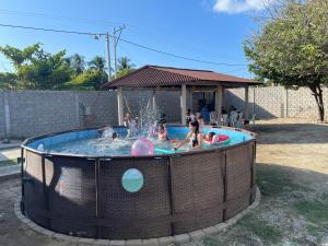 un grupo de personas jugando en una piscina en Villa Carolina SM, en Santa Marta