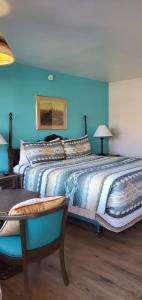 Rúm í herbergi á Apache Motel