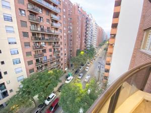 einen Balkon mit Blick auf eine Stadtstraße in der Unterkunft Depto Nueva Cordoba Guemes in Cordoba