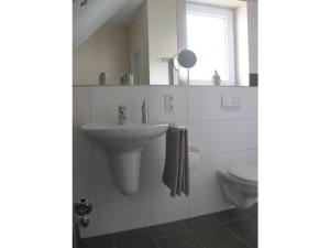 łazienka z umywalką i toaletą w obiekcie Holiday apartment w mieście Bernkastel-Kues