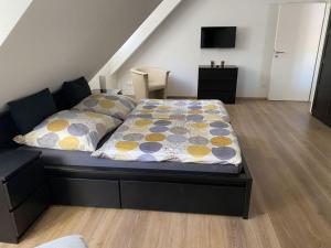 sypialnia z łóżkiem i klatką schodową z łóżkiem o wymiarach 6 x 6 w obiekcie Holiday apartment w mieście Bernkastel-Kues