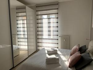 een slaapkamer met een bed en een grote spiegel bij [Monza Centro in 10 Min]Comfort Suite XL in Monza