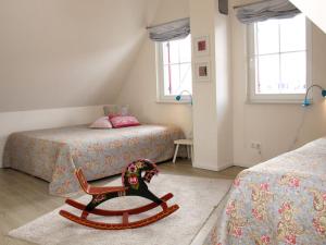 1 dormitorio con 2 camas y mecedora en Susi and Strolchis, en Zierow
