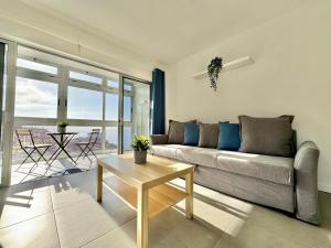 sala de estar con sofá y mesa en Mar & Teide, en Sauzal