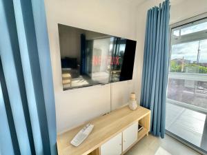 sala de estar con TV y ventana en Mar & Teide, en Sauzal