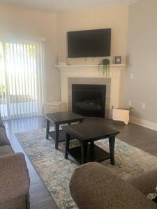 Телевизия и/или развлекателен център в Main Floor 2 Bedroom Condo in Bettendorf