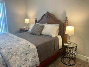een bed in een slaapkamer met 2 lampen en een bed sidx sidx sidx bij Main Floor 2 Bedroom Condo in Bettendorf in Bettendorf +13 foto's
