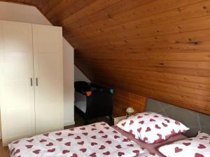 Een bed of bedden in een kamer bij Holiday home beacon