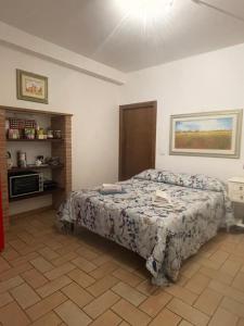 1 dormitorio con 1 cama en una habitación en La Torretta del Sementone, en Asís