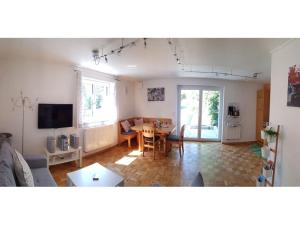 een woonkamer met een tafel en een bank bij Holiday apartment Flurgarten in Langenargen