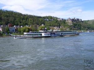 two boats on a river with a town in the background at Elisabeth on the Loreley in Biebernheim