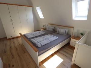 1 dormitorio con 1 cama grande en una habitación en House beach holidays "above", en Wangerland