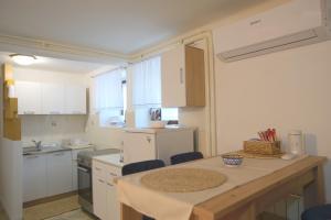 Η κουζίνα ή μικρή κουζίνα στο Bamboo Oasis Apartment with terrace in the garden and free parking, Rijeka +5 φωτογραφίες