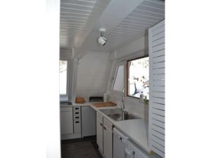 cocina con fregadero y ventana en Modern apartment near centre, en Leinsweiler