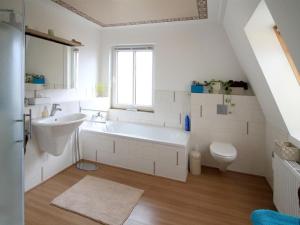 Ένα μπάνιο στο Holiday apartment MozartMansarde +14 φωτογραφίες