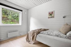 um quarto com uma cama num quarto com uma janela em House with iconic view em Tromsø