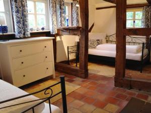 um quarto com um beliche e uma cama individual em Rauchkate Weibeck em Hessisch Oldendorf