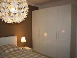 una camera con letto e lampadario a braccio di Holiday apartment Seega a Timmendorfer Strand