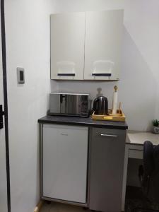 eine Küche mit einer Mikrowelle und einer Arbeitsplatte in der Unterkunft Cheers in Evander