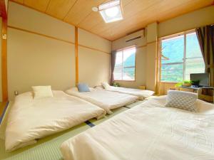 Succeeding Gorge Onsen Hall - Vacation STAY 74512v tesisinde bir odada yatak veya yataklar