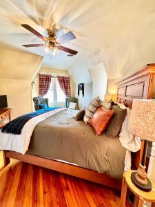 um quarto com uma cama e uma ventoinha de tecto em MacFie House em Cape Girardeau