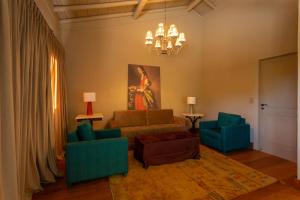 un soggiorno con divano e 2 sedie di Quinta dos Manacás Pousada - Pedra Azul - Rota dos Lagos a Pedra Azul