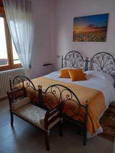 1 dormitorio con 1 cama grande y 2 sillas en RB Bed & Breakfast, en Gaiba