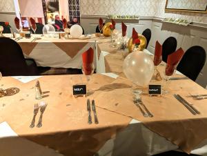 Restaurace v ubytování Brookside Hotel & Restaurant ,Suitable for Solo Travelers, Couples, Families, Groups Education trips & Contractors welcome