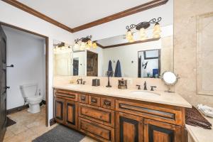 Un baño con lavabo, inodoro y espejo. en 3 Bedroom Luxury Home Steps to Balboa Fun Zone, en Newport Beach 44 fotos más